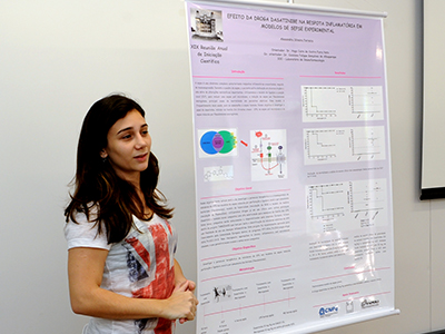  Alessandra Silveira Ferreira, bolsista do Laboratório de Imunofarmacologia, apresentou o seu projeto de pesquisa pela primeira vez. Foto: Gutemberg Brito. 